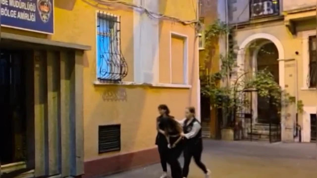 Gece kulübünde kıskandığı kadını ve kendi sevgilisini bıçakladı