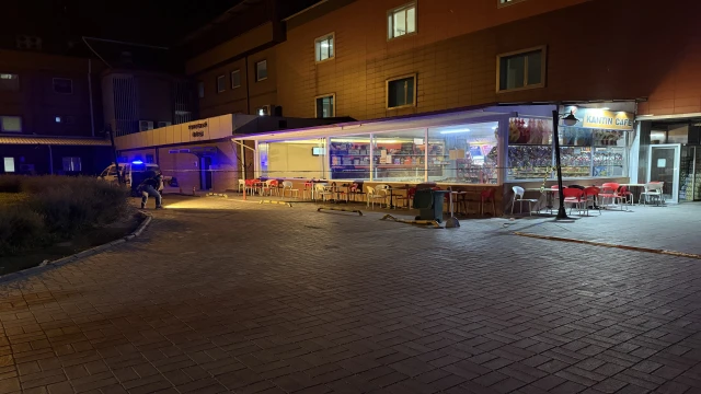 Hastane kantininde boşanma aşamasındaki eşine silahla ateş etti: 2 yaralı