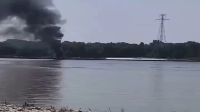 Helikopter nehirdeki mavnanın üzerine düştü: 2 ölü