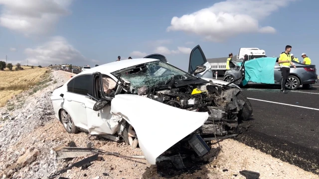 İki otomobil çarpıştı; evli çift ile 2 aylık bebekleri öldü