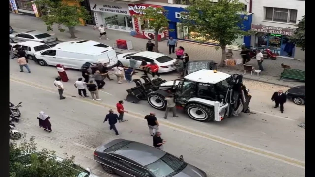 İş makinesinin 5 otomobil ve 2 yayaya çarptı
