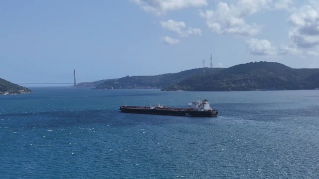 İstanbul Boğazı'nda arızalanarak Sarıyer açıklarına demirletilen tanker havadan görüntülendi