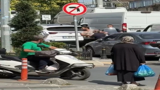 İstanbul - Kağıthane'de yolu kapatan nakliyeciye esnaftan meydan dayağı