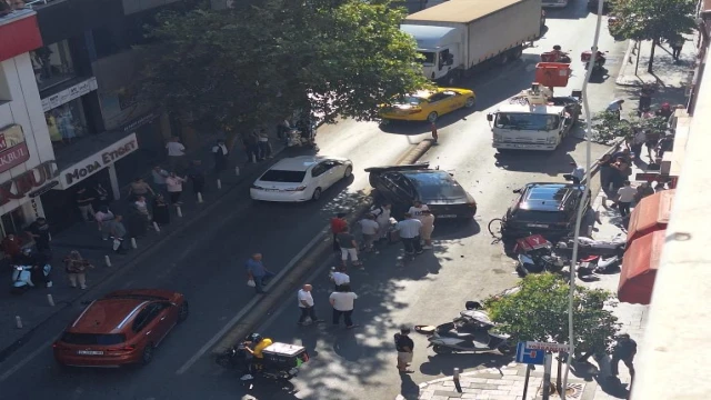 İstanbul'da hatalı sollama kazası: 10 araç zarar gördü; ortalık savaş alanına döndü