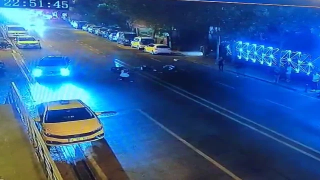 İstanbul'da ters yönden gelen motosikletle kafa kafaya çarpıştı: 2’si ağır 3 yaralı