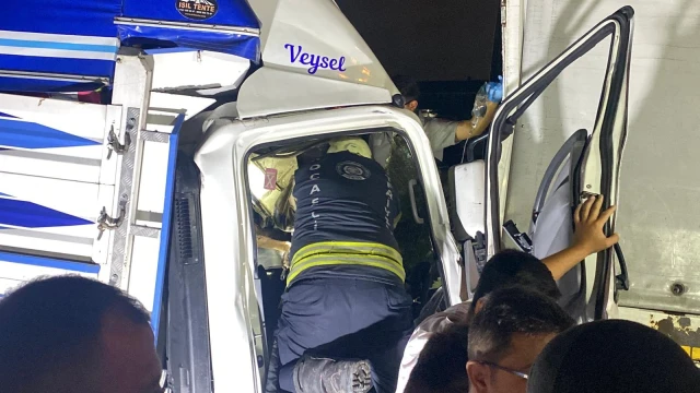 kamyona çarpan kamyonetin şoförü öldü