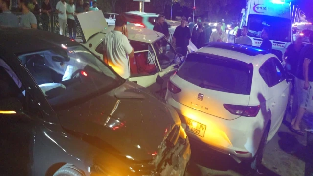 karşı şeride geçen otomobil, 4 araçla çarpıştı: 4 yaralı