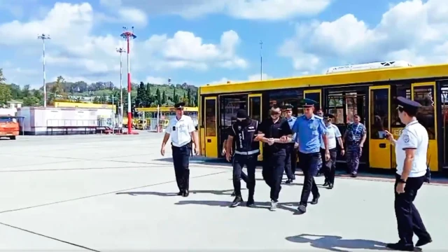 Kırmızı bültenle aranan 3 suçlu Rusya'dan Türkiye'ye getirildi