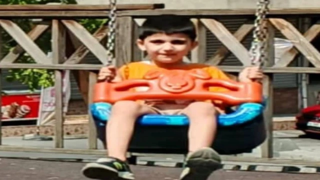 Küçükçekmece'de kaybolduktan sonra gölde hareketsiz bulunan Adem, hastanede hayatını kaybetti