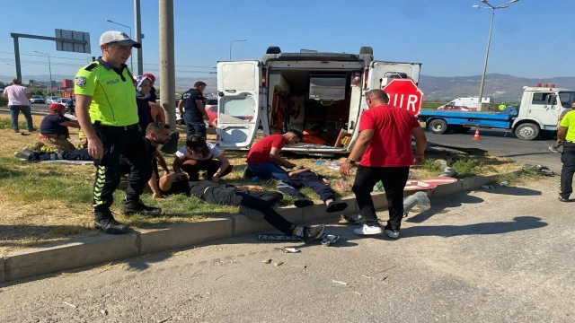 Manisa'da otomobil ile ambulans çarpıştı: 1 ölü, 6 yaralı