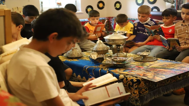 Muhtarlık kütüphanesinde kitap okuyan çocuğa hediye kampanyası