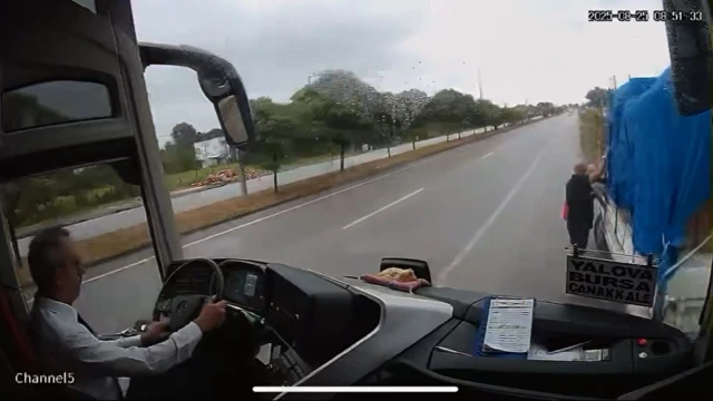 Otobüsün kamyonete branda çekenlere çarptığı kazada ölü sayısı 2’ye çıktı