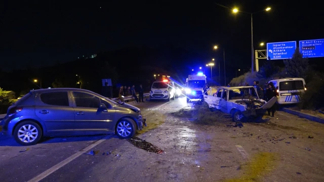 Otomobiliyle kaçan sürücü, ekip aracına ve otomobile çarptı: 3'ü polis, 10 yaralı