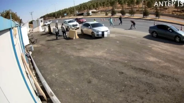 Otomobiliyle polise çarpıp kaçan avukatın attığı paketten uyuşturucu çıktı