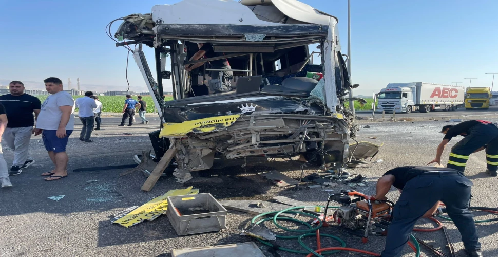 Özel halk otobüsü ile TIR çarpıştı: 1 ölü, 9 yaralı