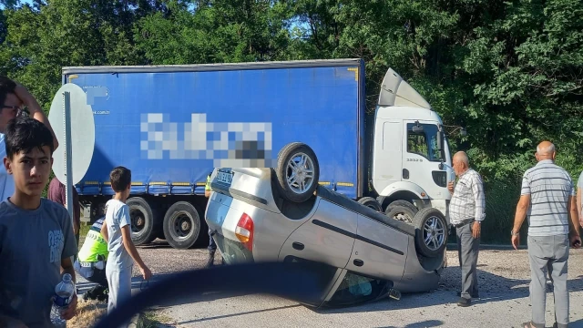 Sağlık görevlisi, kazazede çocuğu muayene eldiveniyle balon yaparak sakinleştirdi