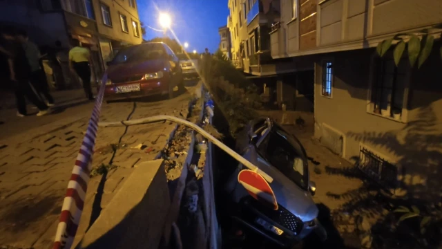 Sancaktepe'de yokuşta kayan cip apartman boşluğuna düştü
