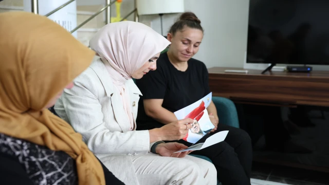 ŞEHİT AİLESİNE CUMHURBAŞKANI’NIN MEKTUBUNU İLETTİ
