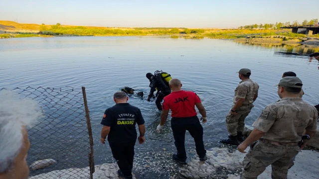 Serinlemek için girdiği çayda boğuldu