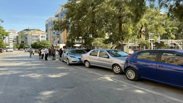 Servisten yeni çıkan otomobilini park ederken, 5 otomobile çarptı