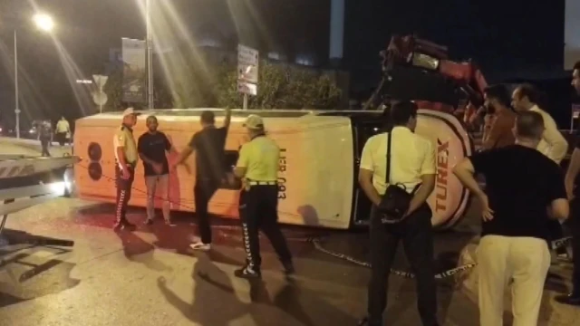 Sultanbeyli'de otomobil ile minibüs çarpıştı: 10 yaralı