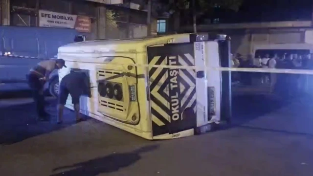 Sultanbeyli'de otomobil ile servis minibüsü çarpıştı: 10 yaralı