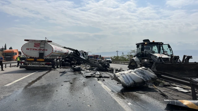 Tanker önce yön levhasına ardından bariyere çarptı; ulaşım aksadı