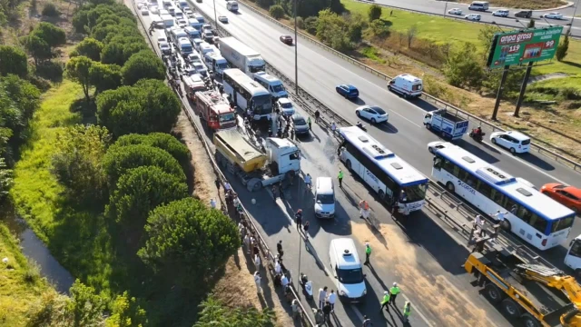 TEM'de 2 otobüs ve 1 kamyonun karıştığı zincirleme kaza: 1 ölü 21 yaralı