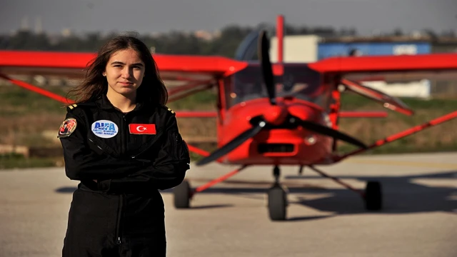 TIME'a adını yazdıran Türkiye'nin en genç pilotu Defne: Kızlar hayallerinden vazgeçmemeli