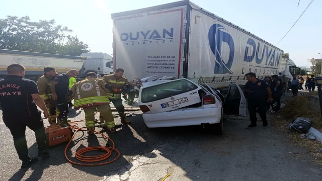 TIR'a çarpan otomobildeki 2 kardeş öldü, kuzenleri ağır yaralandı