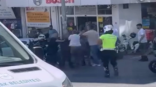 Trafik polisine saldırdılar; o anlar kamerada
