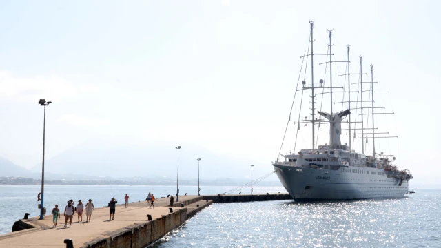 Yelkenli yolcu gemisi Club Med 2, Alanya Limanı'na demirledi