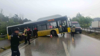 Büyükçekmece’de yağmurda kayan İETT otobüsü bariyerlere çarptı