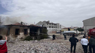 Konya’da metruk evde yangın