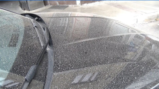 İzmir’de toz taşınımlı hava etkili oldu, araçlara çamur yağdı