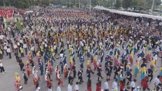 Mersin'de 1923 öğrenci halk oyunları gösterisi sundu
