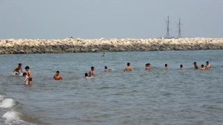 Mersin'de sıcaktan bunalan vatandaşlar denizde serinledi