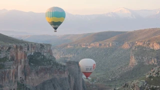 Turistler balon ile Ihlara Vadisi'ni havadan keşfediyor