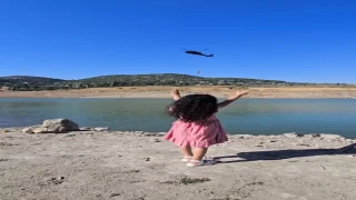 Yangına müdahale eden askeri helikopterin pilotu, kendisini selamlayan çocuğa el salladı